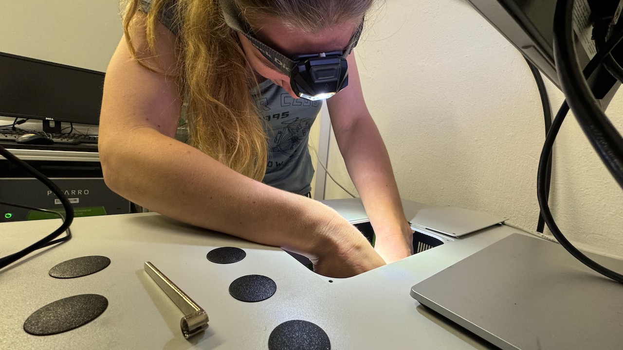 Installing parts on the IRMS in Hegyhátsál